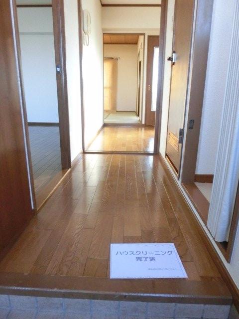 玄関　※同タイプの別の部屋の写真です。