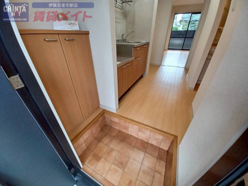 玄関　別部屋参考写真となります。