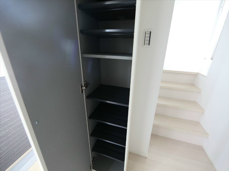 玄関　玄関　シューズボックス付（収納充実してます）