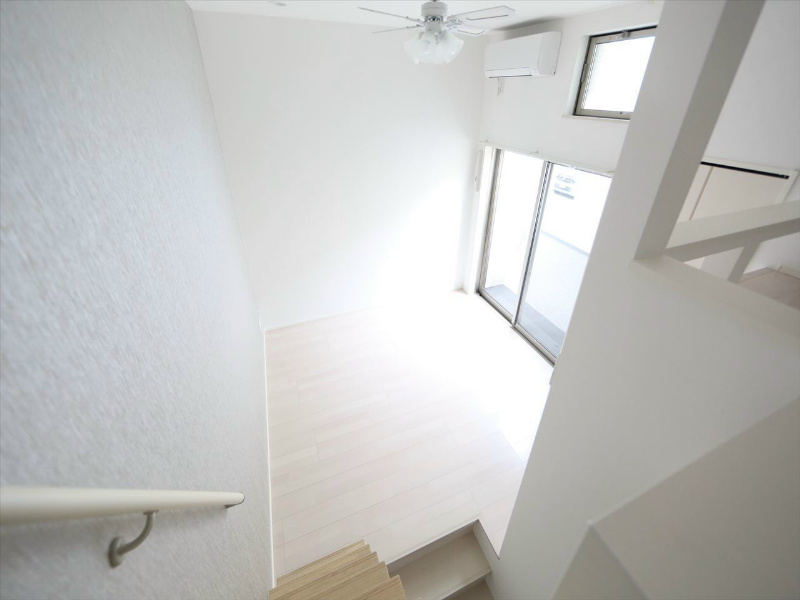 バルコニー　洋室6帖　上段ロフト5.9帖（収納でもお部屋でも使えます）