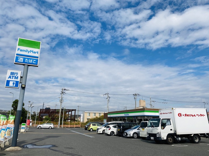 コンビニ　ファミリーマート（コンビニ）まで550m