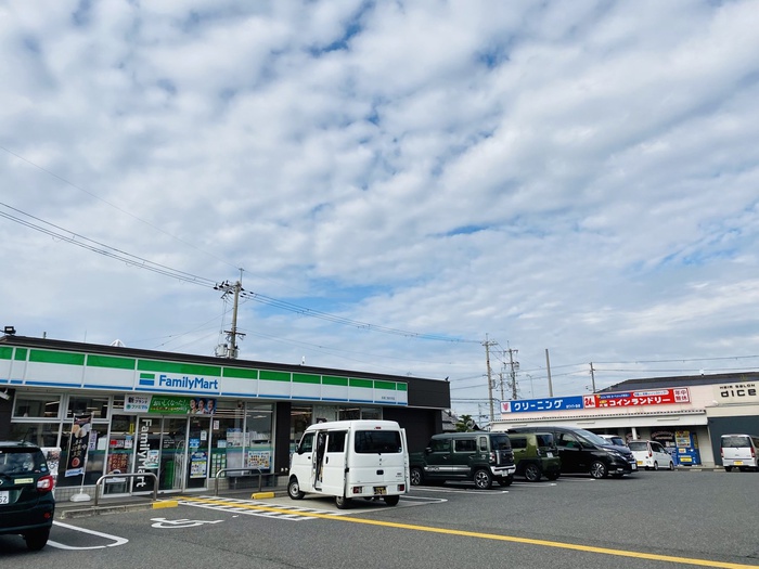 コンビニ　ファミリーマート（コンビニ）まで550m