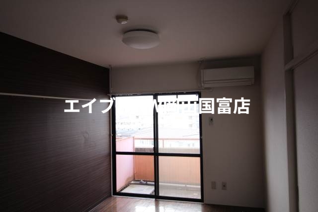 居室・リビング　別のお部屋の写真です。実際とは異なります。