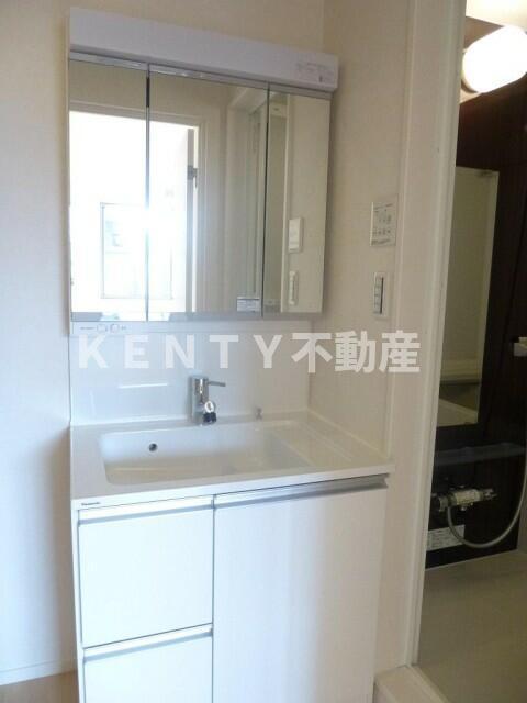 洗面設備　明るい洗面所です