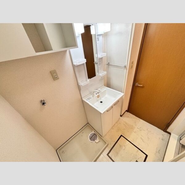 洗面設備　ゆったりとスペースのある洗面所