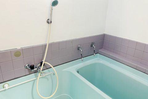 バス・シャワールーム　ちょっとレトロな半ユニットのバスルーム。