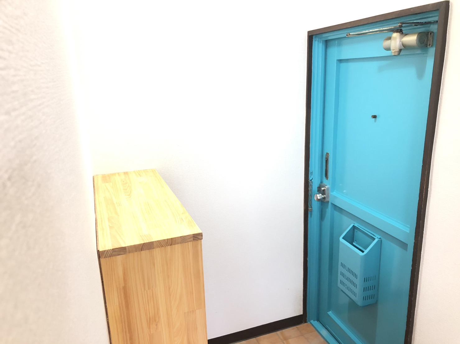 玄関　玄関ドアは爽やかなブルー