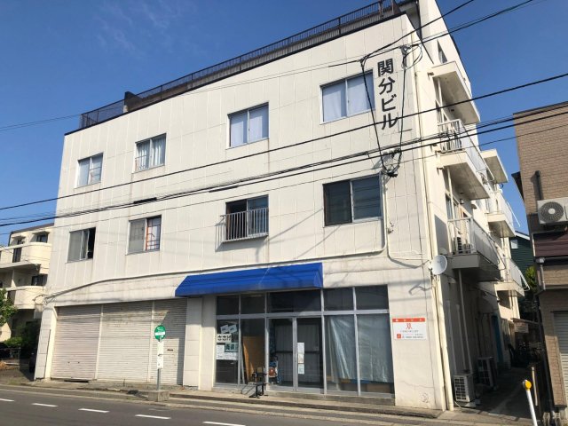 建物外観　大きな道路に面し、バス停が建物前にあります