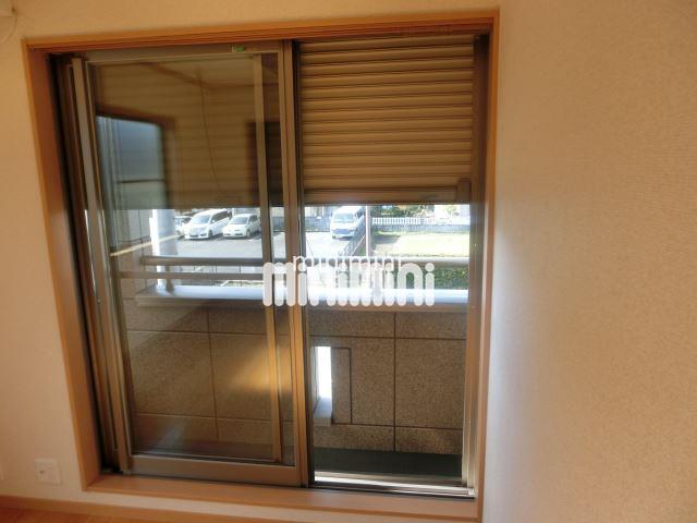 セキュリティ　シャッター付きです。防音にもなります。