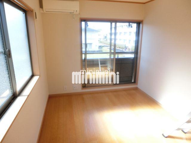 居室・リビング　二面採光で開放的です。