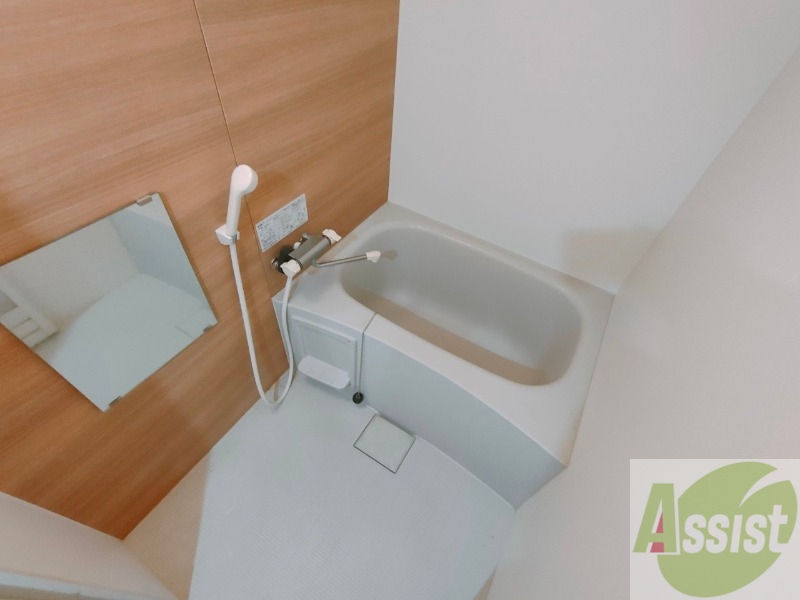 バス・シャワールーム　こちらはお風呂。一日の疲れをここで癒してください。