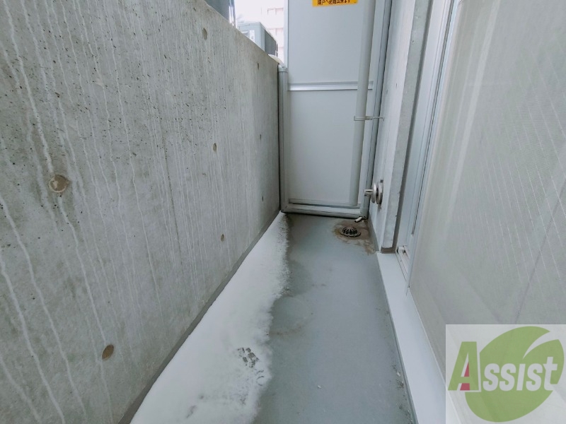 トイレ　バルコニーです。洗濯物を干すもよし、一息つくもよしですね。