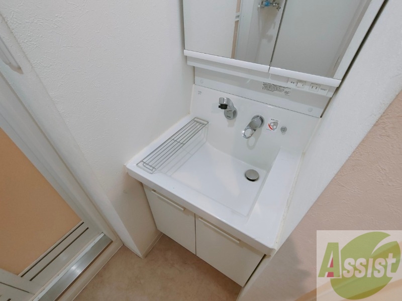 洗面設備　洗面台。朝の身支度はここでばっちり決めましょう。