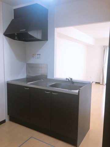 キッチン　収納が多く、ゆったり料理のできるスペースがございます。