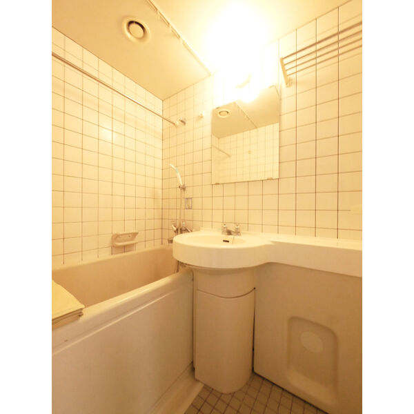 バス・シャワールーム　※502号室の反転写真です