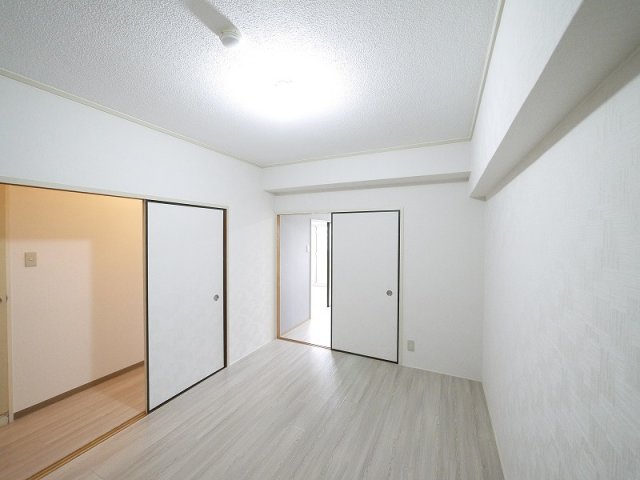 その他部屋・スペース　落ち着いた色調の寝室です