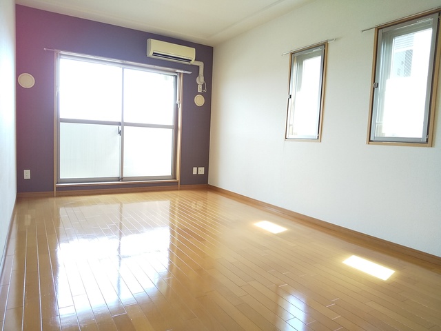 居室・リビング　エアコン付・２面採光★　洋間は９．８帖と広々！