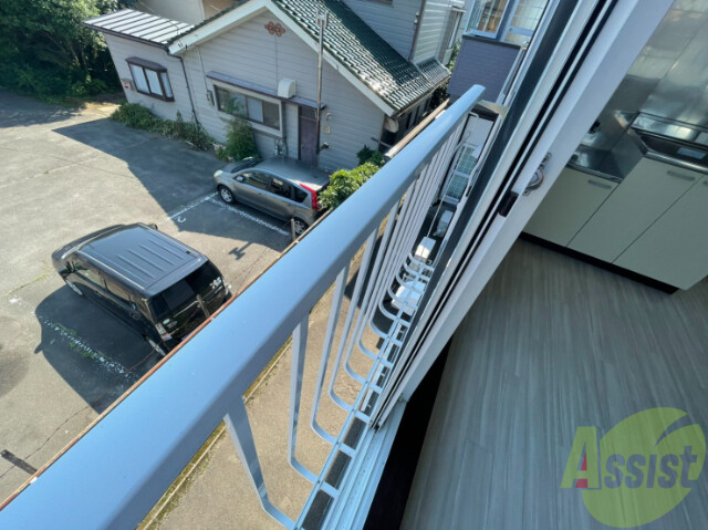 バルコニー　大通りに面していないので、車の騒音も心配ないですね。