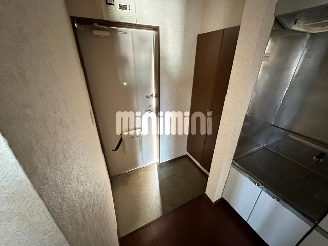 玄関　下駄箱付きでスッキリ使える玄関です。