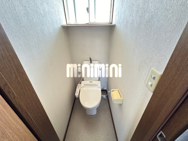 トイレ　ウォシュレット付きで清潔感のあるトイレです。