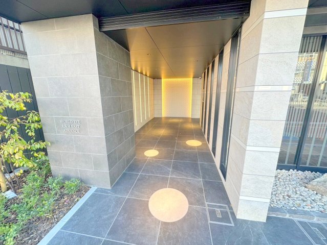 エントランス　オシャレなエントランスは安心のオートロック付きです。