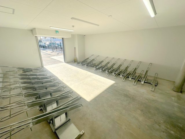 駐車場　敷地内にある駐輪場。雨の日にはうれしい屋根つきです。