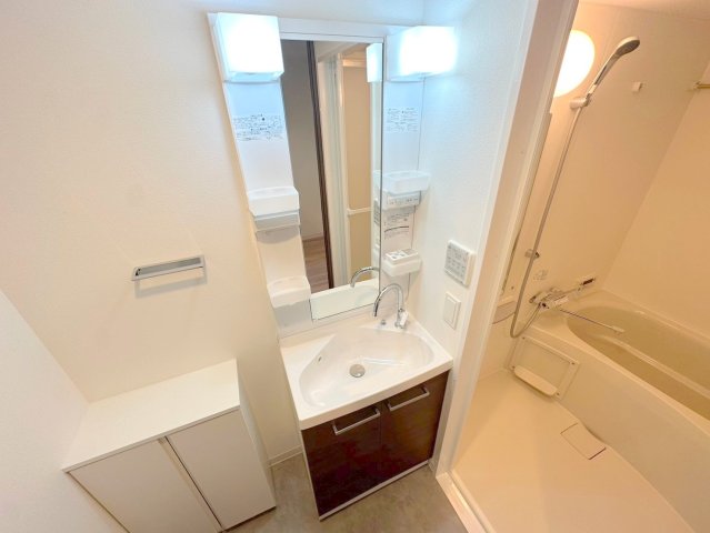 洗面設備　身支度が出来る独立洗面台です。