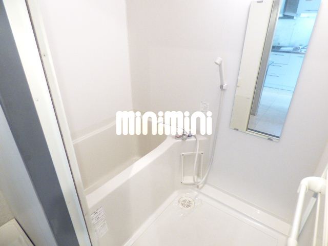 バス・シャワールーム　大きな鏡がついたお風呂です。