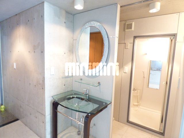 洗面設備　おしゃれな洗面台付きです。