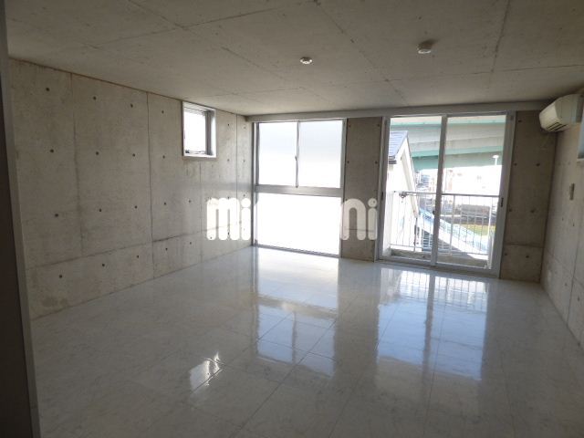 居室・リビング　コンクリート打ちっぱなしのおしゃれなお部屋です。