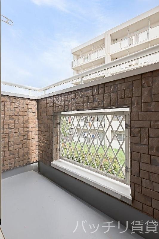 バルコニー　別号室タイプの為、現状を優先致します。