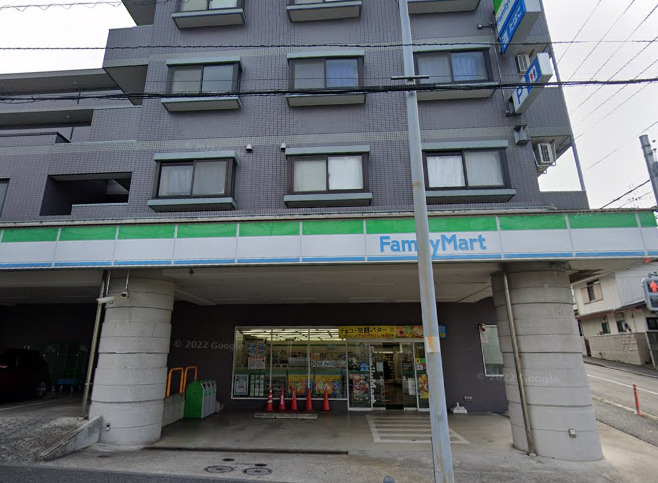 コンビニ　ファミリーマート（コンビニ）まで126m