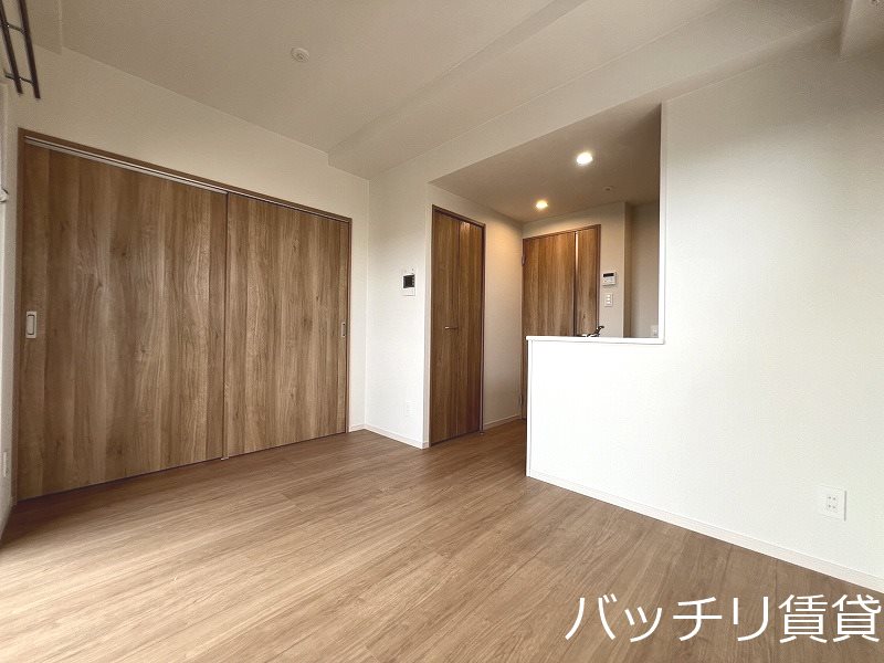 居室・リビング　画像は別号室の為、現状優先になります。