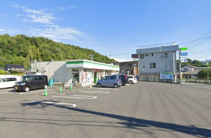 コンビニ　ファミリーマート（コンビニ）まで454m