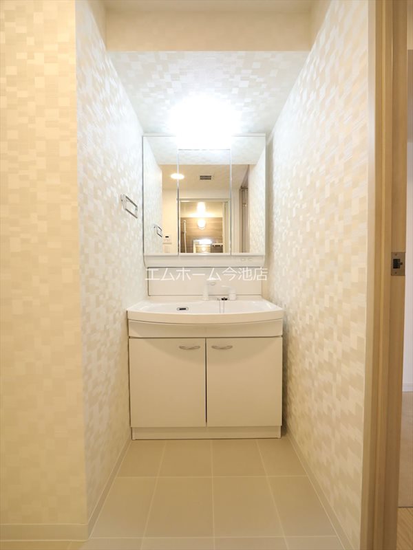 洗面設備　脱衣所　独立洗面台（シャンプードレッサー付）