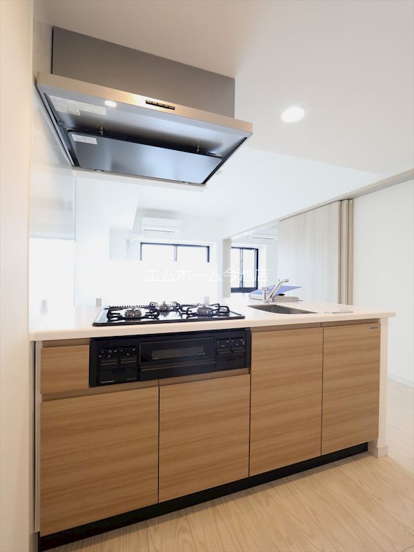 キッチン　システムキッチン（ガス3口グリル付）