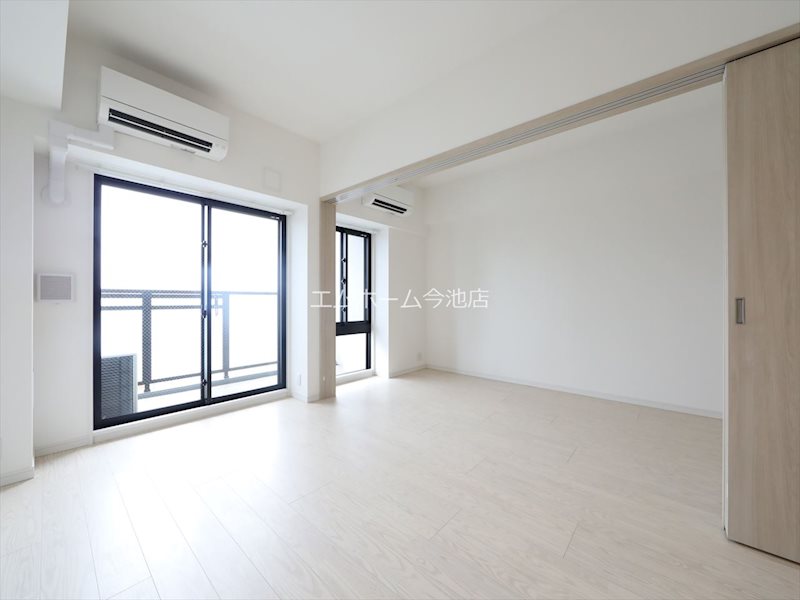 バルコニー　LDK10.0帖　エアコン付　バルコニーに面しています