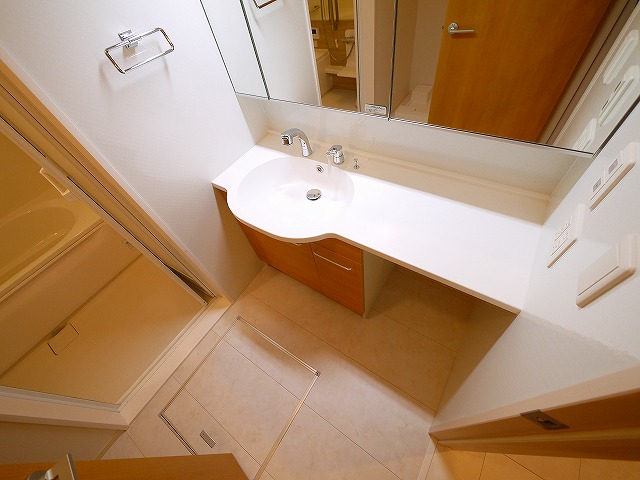 洗面設備　ゆったりとスペースのある洗面所