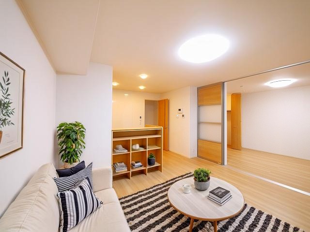 居室・リビング　CGで家具等を配置したもので家具等は含まれません