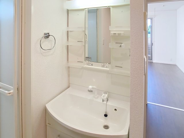 洗面設備　掲載写真は空室の別部屋を掲載しております。実際のお部屋と仕様