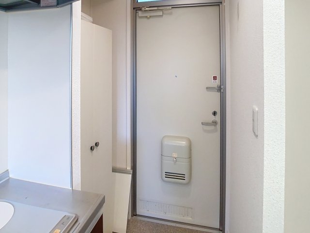 玄関　掲載写真は空室の別部屋を掲載しております。実際のお部屋と仕様