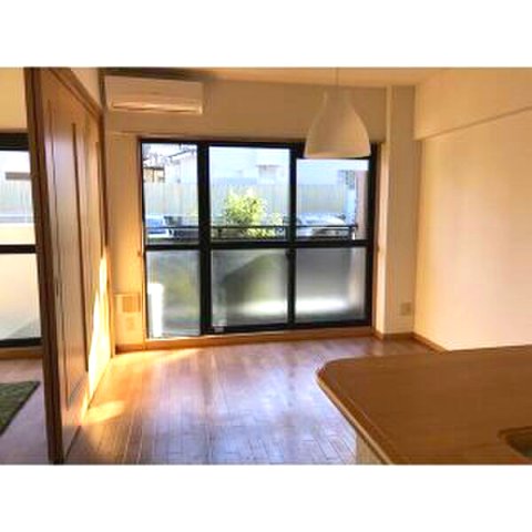 居室・リビング　室内写真は別部屋の写真です。