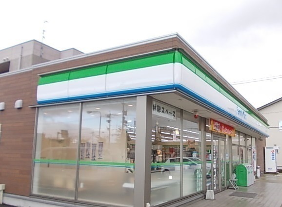 コンビニ　ファミリーマート（コンビニ）まで550m