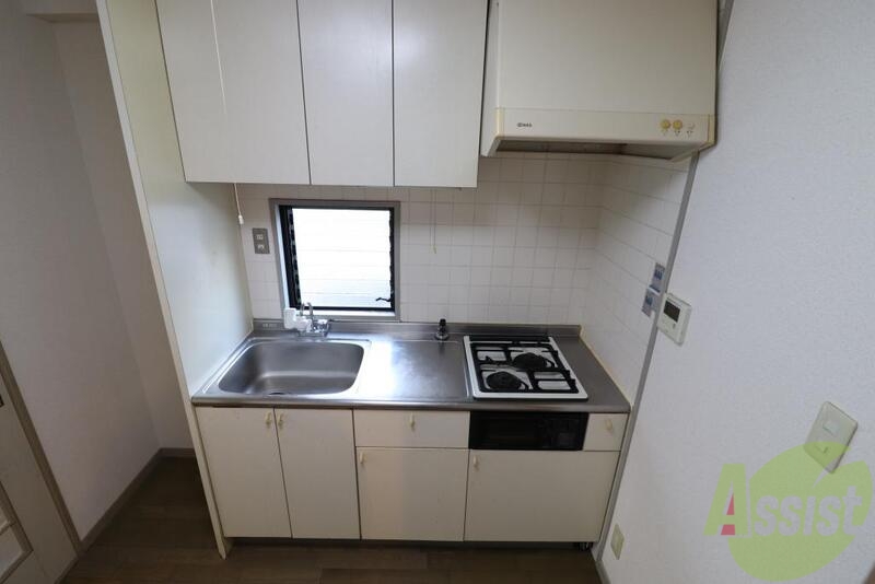 キッチン　２口システムキッチンです。窓があり、換気もしやすいですよ