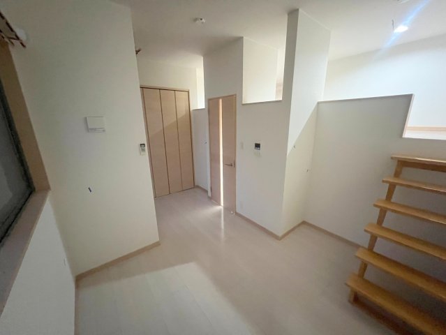 居室・リビング　白を基調とした内装でおしゃれで、落ち着ける空間です。