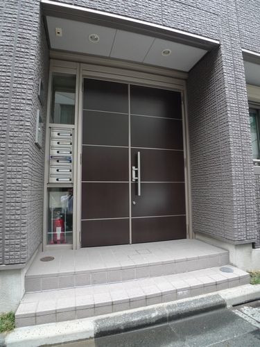 エントランス　セキュリティ対策としてオートロックを採用