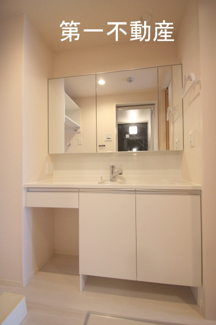洗面設備　三面鏡化粧台
