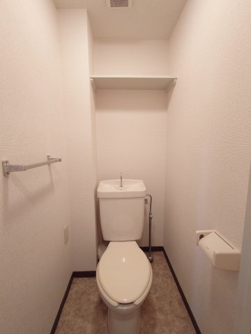 トイレ　落ち着いた色調のトイレです