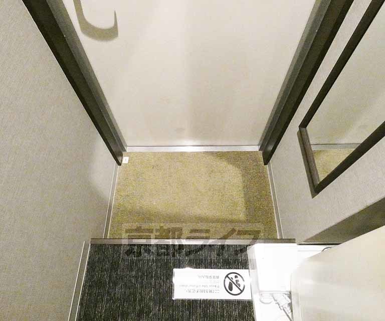 玄関　鏡の付いた玄関です