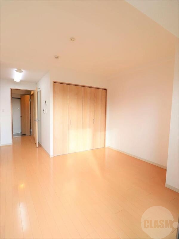 居室・リビング　８．７帖の洋室です